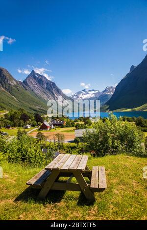 Hjorundfjord et les Alpes de Sunnmore près de Trandal, More og Romsdal, Norvège. Banque D'Images