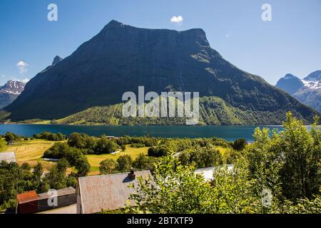 Hjorundfjord et les Alpes de Sunnmore près de Trandal, More og Romsdal, Norvège. Banque D'Images