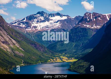 Hjorundfjord et les Alpes de Sunnmore près de Trandal, More og Romsdal, Norvège. Banque D'Images