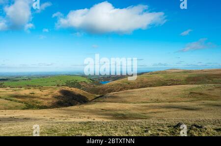 Les contours de la colline formés par Vellake Brook et la rivière West Okement au-dessus du réservoir Meldon, parc national de Datrmoor, Devon, Angleterre, Royaume-Uni. Banque D'Images