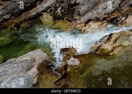 Clear Mountain River traverse le barrage entre les rochers Banque D'Images