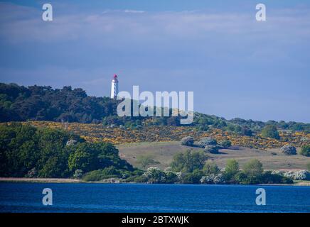 Vte, Allemagne. 25 mai 2020. Le phare de l'île de Hiddensee, dans la mer Baltique, est visible depuis la mer Baltique. Credit: Jens Büttner/dpa-Zentralbild/ZB/dpa/Alay Live News Banque D'Images