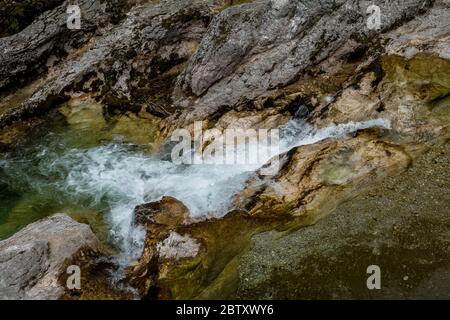 Clear Mountain River traverse le barrage entre les rochers Banque D'Images