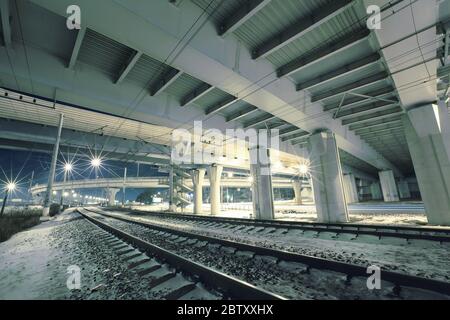 Autoroute/autoroute avec piliers en béton à Saint-Pétersbourg, sur le chemin de fer la nuit, vue de fond. Routes parallèles.dépassement du diamètre de vitesse Ouest Banque D'Images