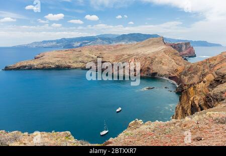 Vue panoramique sur la côte de 'Ponta de Sao Lourenco' avec l'île de Madère comme arrière-plan. Banque D'Images