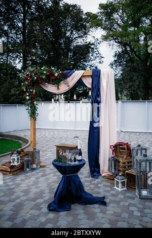 Arcades de mariage avec fleurs disposées dans le parc pour une cérémonie de mariage le jour du mariage Banque D'Images