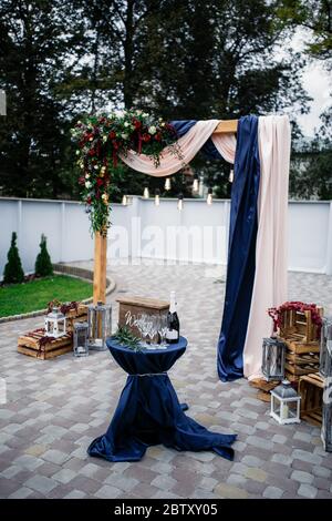 Arcades de mariage avec fleurs disposées dans le parc pour une cérémonie de mariage le jour du mariage Banque D'Images