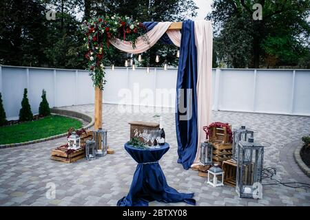 Arcades de mariage avec fleurs disposées dans le parc pour une cérémonie de mariage le jour du mariage Banque D'Images