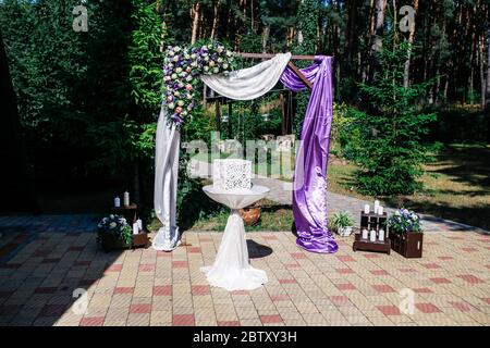 Arcades de mariage avec fleurs disposées dans le parc pour une cérémonie de mariage le jour du mariage Banque D'Images