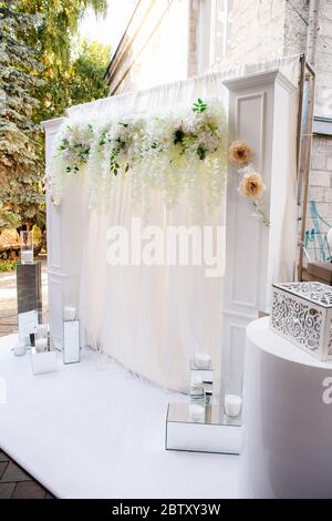 Arcades de mariage avec fleurs disposées dans le parc pour une cérémonie de mariage le jour du mariage Banque D'Images