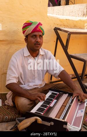 Artiste musicien indien masculin jouant Harmonium au fort Jaisalmer Banque D'Images