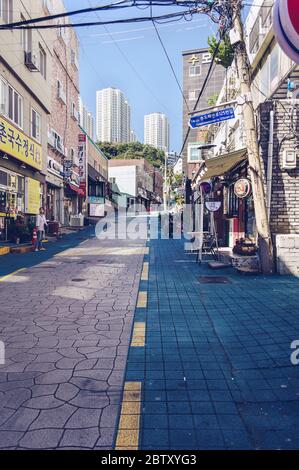 Busan, Corée du Sud, 14 septembre 2019 : vue sur une des rues typiquement coréennes étroites avec des magasins au premier étage et des appartements ou des bureaux à l'étage supérieur Banque D'Images