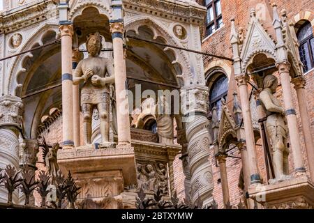 Détail des tombeaux gothiques Scaligeri médiévaux dans le centre-ville de Vérone, Italie Banque D'Images