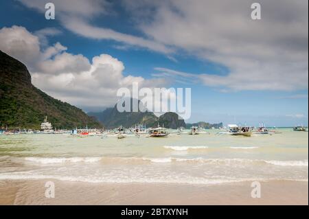 Scène matinale à la plage d'El Nido, El Nido, Palawan, Philippines tandis que les bateaux de jour se préparent à emmener les touristes vers les îles et les plages. Banque D'Images