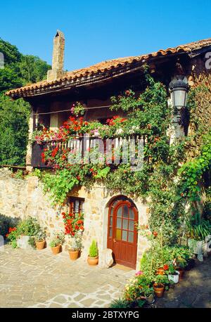 Façade de casona, maison traditionnelle. Barcena Maire, Cantabria, Espagne. Banque D'Images