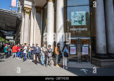 RÉOUVERTURE DU MAGASIN PRINTEMPS HAUSSMANN À PARIS Banque D'Images