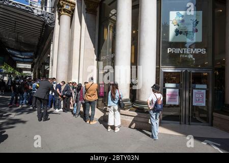 RÉOUVERTURE DU MAGASIN PRINTEMPS HAUSSMANN À PARIS Banque D'Images