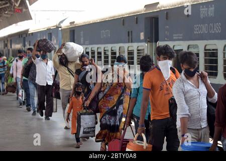 Prayagraj, Uttar Pradesh, Inde. 28 mai 2020. Prayagraj: Des migrants de Mumbai sont arrivés par un train spécial à la jonction de Prayagraj, lors du lockdown national de la COVID-19 le 28 mai 2020. Credit: Prabhat Kumar Verma/ZUMA Wire/Alamy Live News Banque D'Images