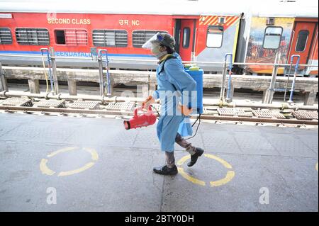 Prayagraj, Uttar Pradesh, Inde. 28 mai 2020. Prayagraj: Un travailleur désinfectant à la jonction de Prayagraj pendant le lockdown national de COVID-19 le 28 mai 2020. Credit: Prabhat Kumar Verma/ZUMA Wire/Alamy Live News Banque D'Images