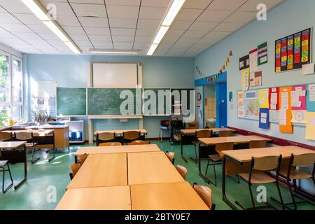 Salle de classe d'une école plus ancienne, techniquement et matériel non à jour, Essen, NRW, Allemagne Banque D'Images