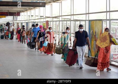 Prayagraj, Uttar Pradesh, Inde. 28 mai 2020. Prayagraj: Des migrants de Mumbai sont arrivés par un train spécial à la jonction de Prayagraj, lors du lockdown national de la COVID-19 le 28 mai 2020. Credit: Prabhat Kumar Verma/ZUMA Wire/Alamy Live News Banque D'Images