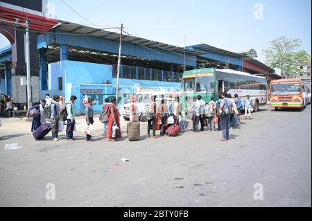 Prayagraj, Uttar Pradesh, Inde. 28 mai 2020. Prayagraj: Des migrants de Mumbai à bord d'autobus pour arriver dans leurs villages indigènes pendant le lockdown national de COVID-19 le 28 mai 2020. Credit: Prabhat Kumar Verma/ZUMA Wire/Alamy Live News Banque D'Images