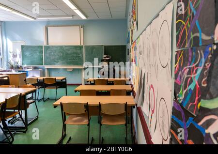 Salle de classe d'une école plus ancienne, techniquement et matériel non à jour, Essen, NRW, Allemagne Banque D'Images
