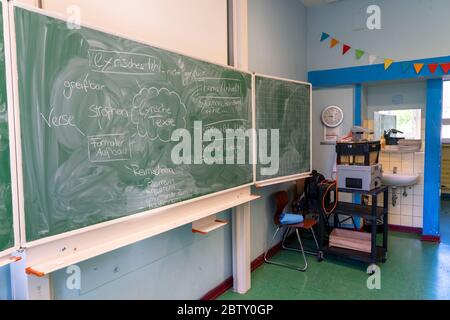 Salle de classe d'une école plus ancienne, techniquement et matériel non à jour, Essen, NRW, Allemagne Banque D'Images
