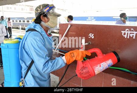 Prayagraj, Uttar Pradesh, Inde. 28 mai 2020. Prayagraj: Un travailleur désinfectant à la jonction de Prayagraj pendant le lockdown national de COVID-19 le 28 mai 2020. Credit: Prabhat Kumar Verma/ZUMA Wire/Alamy Live News Banque D'Images