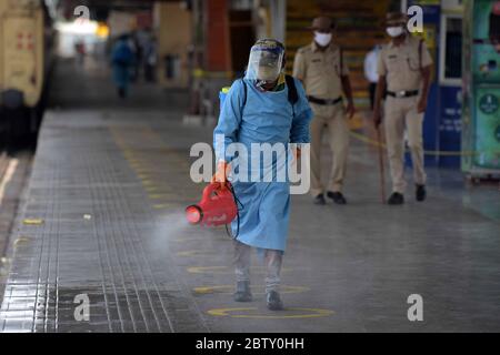 Prayagraj, Uttar Pradesh, Inde. 28 mai 2020. Prayagraj: Un travailleur désinfectant à la jonction de Prayagraj pour battre la chaleur lors du lockdown national de COVID-19 le 28 mai 2020. Credit: Prabhat Kumar Verma/ZUMA Wire/Alamy Live News Banque D'Images