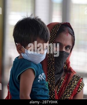 Prayagraj, Uttar Pradesh, Inde. 28 mai 2020. Prayagraj: Des migrants de Mumbai sont arrivés par un train spécial à la jonction de Prayagraj, lors du lockdown national de la COVID-19 le 28 mai 2020. Credit: Prabhat Kumar Verma/ZUMA Wire/Alamy Live News Banque D'Images