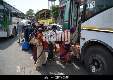 Prayagraj, Uttar Pradesh, Inde. 28 mai 2020. Prayagraj: Des migrants de Mumbai à bord d'autobus pour arriver dans leurs villages indigènes pendant le lockdown national de COVID-19 le 28 mai 2020. Credit: Prabhat Kumar Verma/ZUMA Wire/Alamy Live News Banque D'Images