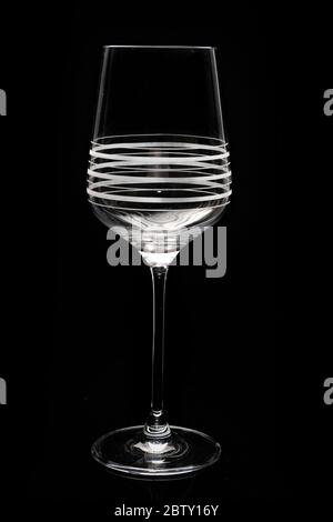 Image d'un verre de vin sur fond noir Banque D'Images