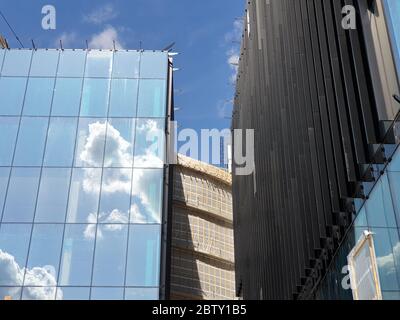 Les nuages se réfléchissent sur le bâtiment moderne de bureau Banque D'Images