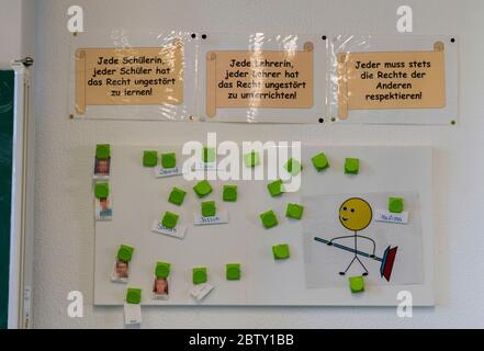 Salle de classe d'une école plus ancienne, techniquement et matériel non à jour, Essen, NRW, Allemagne Banque D'Images