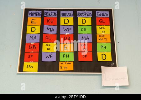 Salle de classe d'une école plus ancienne, techniquement et matériel non à jour, Essen, NRW, Allemagne Banque D'Images