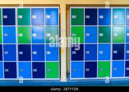 Casiers scolaires dans une école plus ancienne, techniquement et équipement pas à jour, Essen, NRW, Allemagne Banque D'Images