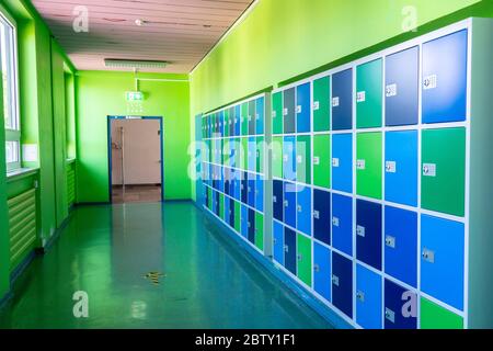 Casiers scolaires dans une école plus ancienne, techniquement et équipement pas à jour, Essen, NRW, Allemagne Banque D'Images