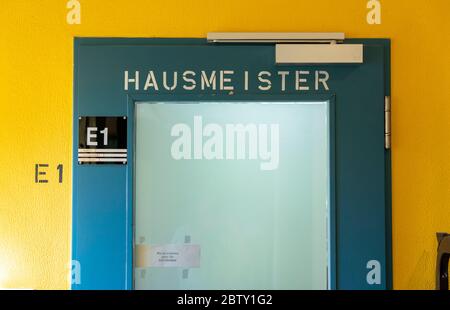 Porte au gardien, dans une école plus ancienne, techniquement et matériel pas à jour, Essen, NRW, Allemagne Banque D'Images