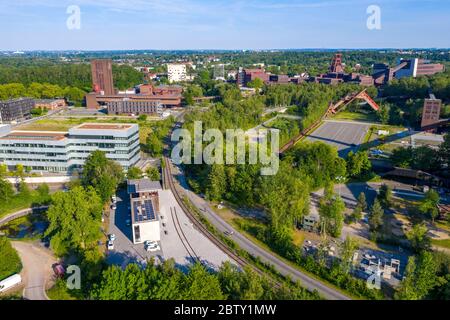 Mine de charbon Zollverein, classée au patrimoine mondial, tour à double trestle de Shaft XII et usine de lavage du charbon avec le musée Ruhr, université de Folkwang du Banque D'Images