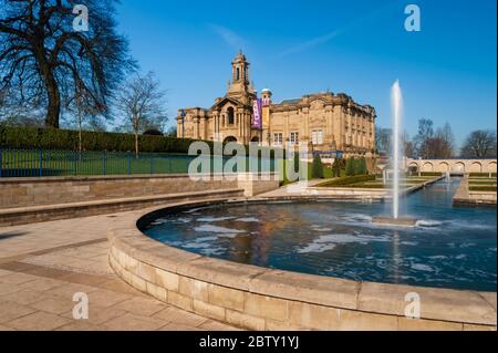 Extérieur de la galerie d'art Cartwright Hall ensoleillée (grand musée historique), fontaine de jardin aquatique Mughal, piscine et parterre - Lister Park Bradford, Angleterre, Royaume-Uni Banque D'Images