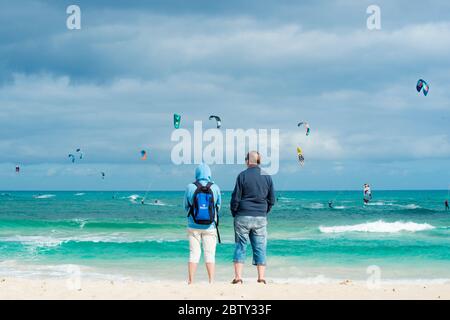 Les gens qui regardent les cerfs-volants, Flag Beach, Fuerteventura, îles Canaries, Espagne, Atlantique, Europe Banque D'Images