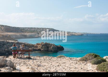 Famille avec vue sur le Cap Greco, Protaras, Chypre, Méditerranée, Europe Banque D'Images