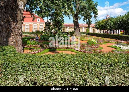 Peterhof, un jardin pittoresque de Monplaisir dans la cour du Palais du même nom Banque D'Images