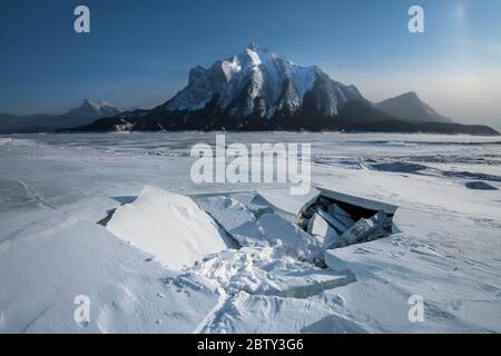 Fracture de glace au lac Abraham gelée avec Mount Michener, Alberta, Canada, Amérique du Nord Banque D'Images