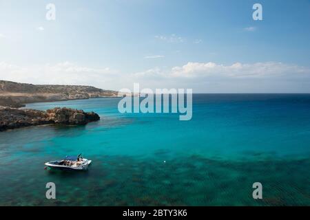 Bateau dans l'eau surplombant le Cap Greco, Protaras, Chypre, Méditerranée, Europe Banque D'Images