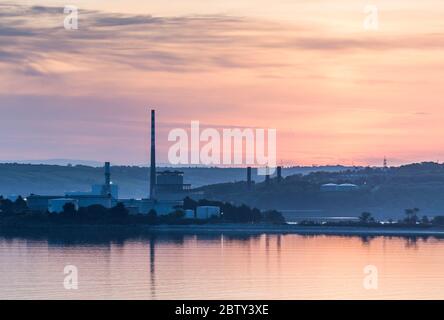 WhiteGate, Cork, Irlande. 28 mai 2020. Surbadiez les réservoirs de stockage de la raffinerie de pétrole et la centrale ESB d'Aghada, Co. Cork, Irlande. Avec une pression élevée sur le pays, les tempétures devraient atteindre un haut de 27 degrés celcius aujourd'hui. - crédit; David Creedon / Alamy Live News Banque D'Images