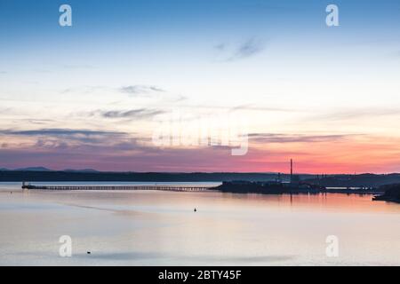 WhiteGate, Cork, Irlande. 28 mai 2020. Surbadiez les réservoirs de stockage de la raffinerie de pétrole et la centrale ESB d'Aghada, Co. Cork, Irlande. Avec une pression élevée sur le pays, les tempétures devraient atteindre un haut de 27 degrés celcius aujourd'hui. - crédit; David Creedon / Alamy Live News Banque D'Images