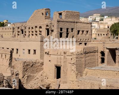 Vue extérieure d'une construction de maisons de boue, principalement abandonnées, à Bait Al Safah, Al Hamra, Sultanat d'Oman, Moyen-Orient Banque D'Images