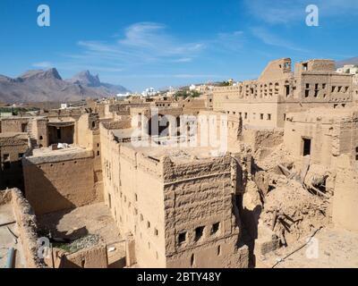 Vue extérieure d'une construction de maisons de boue, principalement abandonnées, à Bait Al Safah, Al Hamra, Sultanat d'Oman, Moyen-Orient Banque D'Images